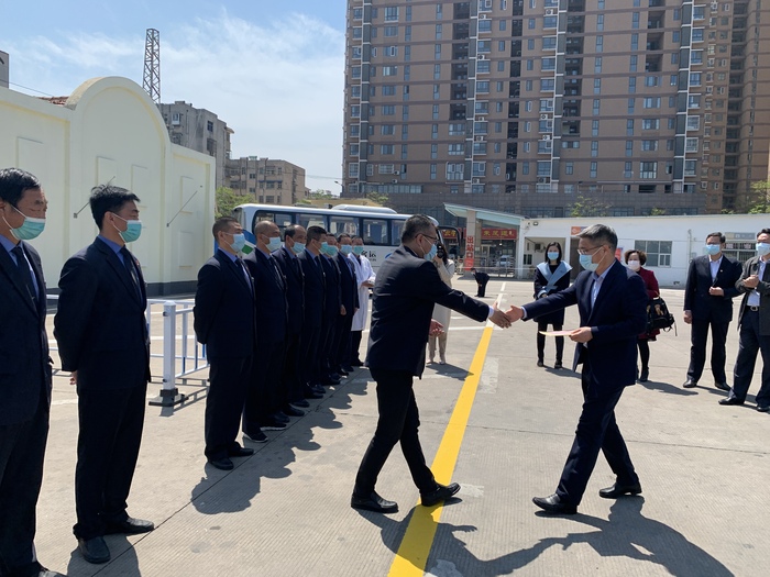 快客公司2020.4.27   4月信息14：市交控集團領導慰問汽車公司疫情防控專班駕駛員 (2).JPG