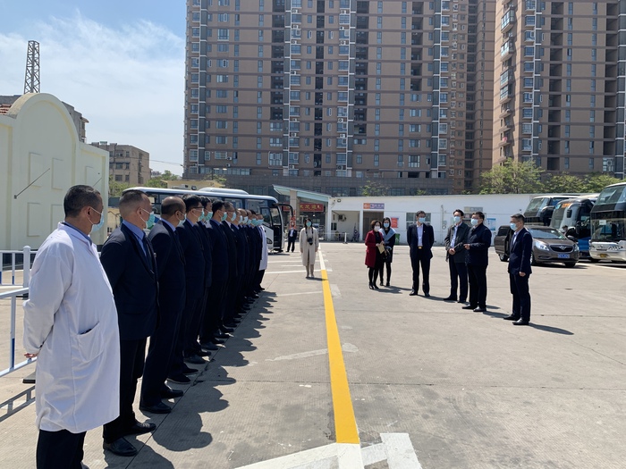 快客公司2020.4.27   4月信息14：市交控集團領導慰問汽車公司疫情防控專班駕駛員 (1).JPG