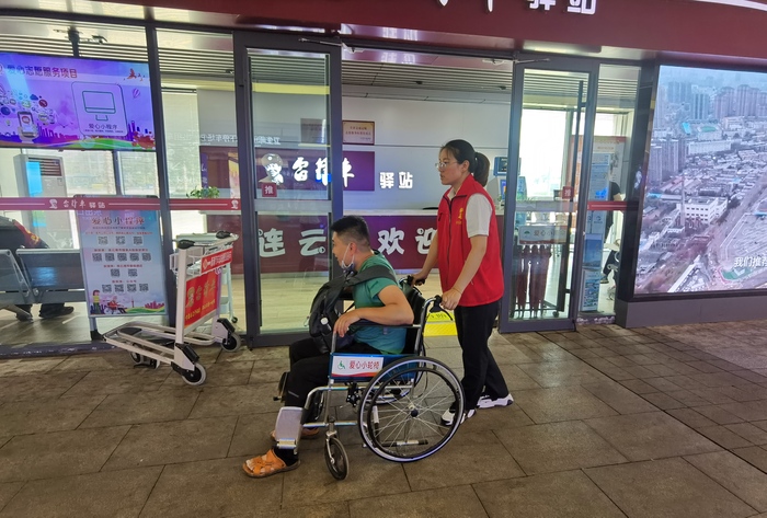 “雷鋒車”手暖心幫扶，踐行服務(wù)承諾.jpg