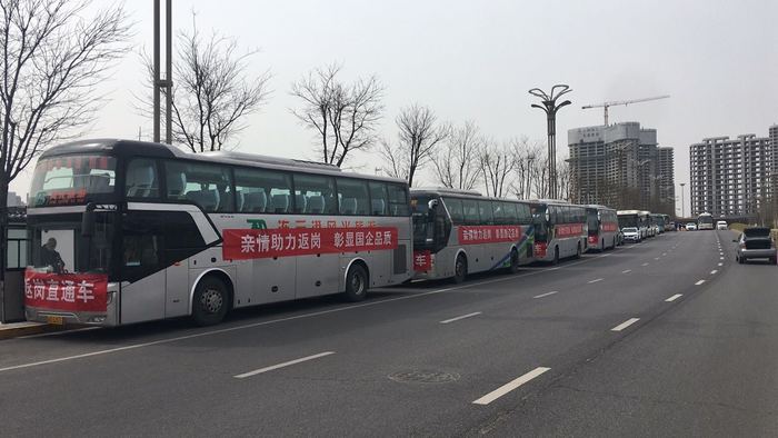 快客公司跨省返崗復(fù)工“點(diǎn)到點(diǎn)”定制包車 親情助力西安民工踏上返連復(fù)工路1.jpg