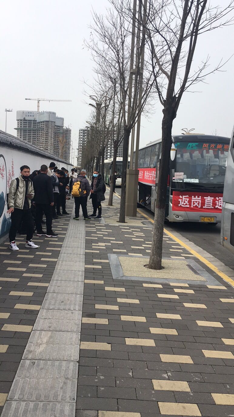 快客公司跨省返崗復(fù)工“點(diǎn)到點(diǎn)”定制包車 親情助力西安民工踏上返連復(fù)工路3.jpg