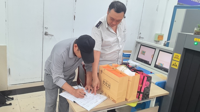 連汽定制客運(yùn)事業(yè)部駕駛員宋斌拾金不昧獲贊揚(yáng).jpg