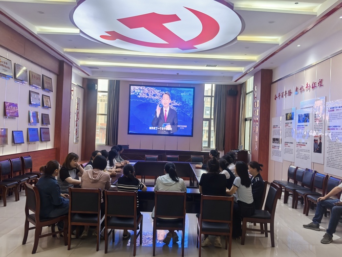 連汽定制客運(yùn)事業(yè)部開展黨員固定學(xué)習(xí)日活動(dòng).jpg
