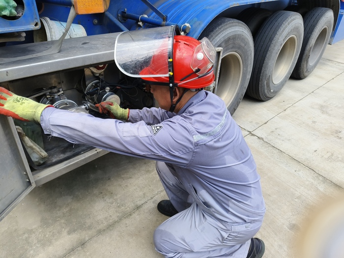 危化品駕駛員檢查車輛裝卸閥門.jpg