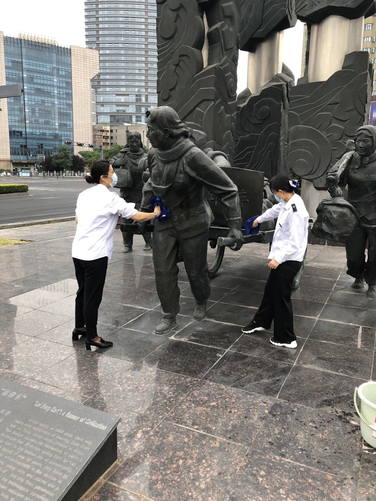 站務(wù)事業(yè)部雷鋒車手志愿清洗雷鋒車雕像 (2).jpg