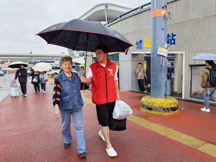 雨濕衣衫暖人心！連汽“雷鋒車”驛站學(xué)生志愿者冒雨踐初心 (5).jpg