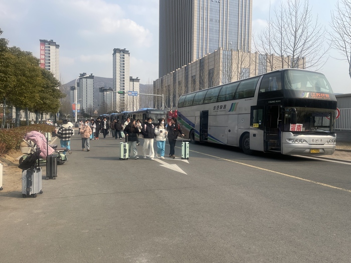 連汽定制客運(yùn)事業(yè)部優(yōu)化校園直通車線路，確保學(xué)生周末順利返程.jpg