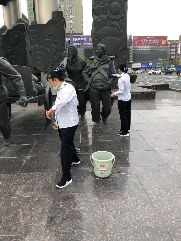 站務(wù)事業(yè)部雷鋒車手志愿清洗雷鋒車雕像 (4).jpg