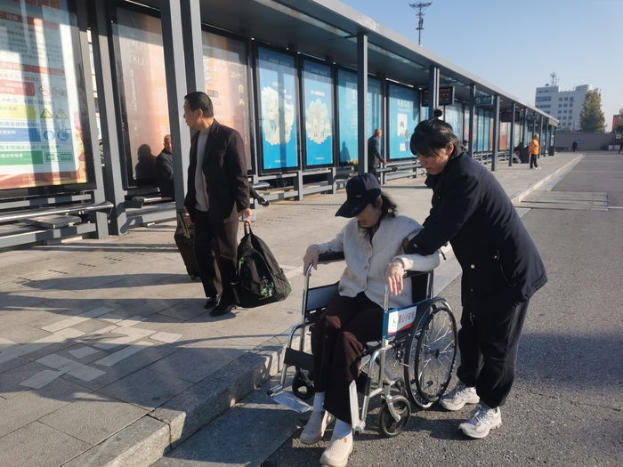 連汽新浦汽車總站“雷鋒車”驛站暖心服務(wù)獲贊揚 (3).jpg