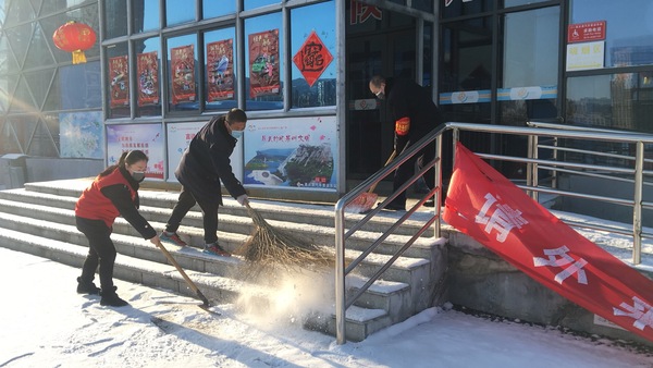 風(fēng)雪“疫”戰(zhàn) 連云港汽車客運(yùn)東站啟動(dòng)惡劣天氣應(yīng)急預(yù)案1.JPG