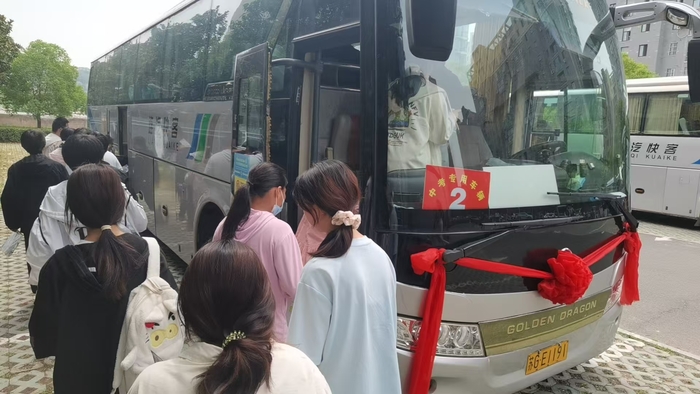 連汽定制客運(yùn)事業(yè)部圓滿完成中考運(yùn)輸保障任務(wù) (2).jpg