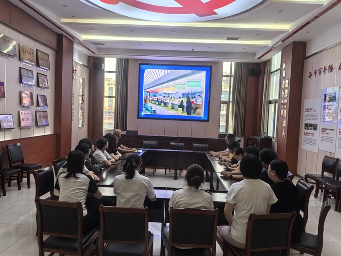 連汽定制客運(yùn)事業(yè)部開展黨員固定學(xué)習(xí)日活動(dòng).jpg