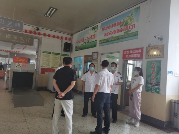 县卫生监督所领导来灌南汽车站检查疫情防控工作1.jpg