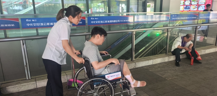 雷鋒車驛站傳遞溫暖 貼心服務(wù)助受傷旅客順利候車.jpg