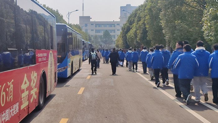 金盛公交護航高考體檢 暖心服務(wù)助力考生.jpg