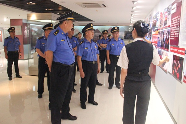 20190924市城市管理局行政執(zhí)法支隊(duì)一行參觀“雷鋒車”陳列館2.JPG