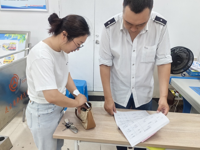 連汽定制客運事業(yè)部駕駛員王建國拾金不昧受贊揚.jpg