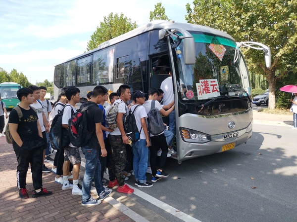 汽車總站聯合中等專業(yè)學校、工貿學校開通校園直通車服務1.jpg