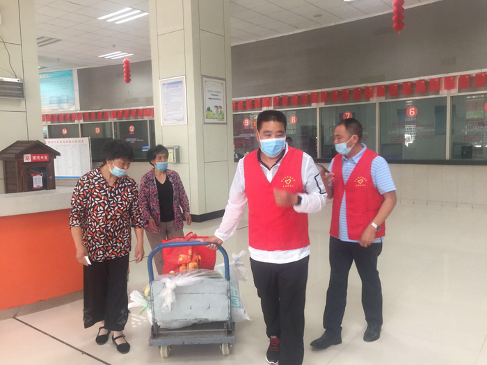 灌云客運(yùn)站志愿者幫助旅客獲感謝 (2).png