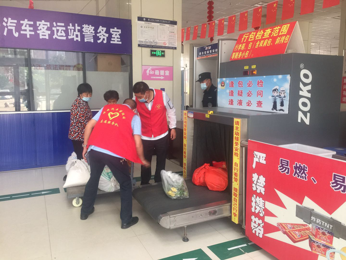 灌云客運(yùn)站志愿者幫助旅客獲感謝 (1).png