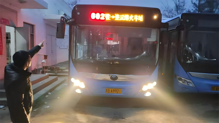 金盛公交公司開展車輛燈光專項檢查 筑牢安全行車防線1.png