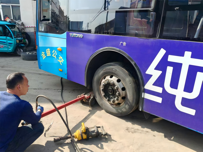 金盛公交開展春季輪胎專項(xiàng)大檢查 筑牢清明假期出行安全防線.png