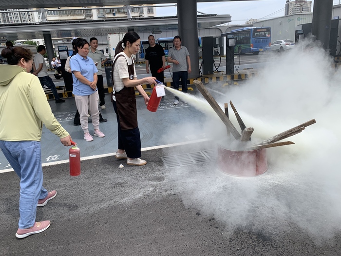 连汽绿配开展超充站充电火灾应急实操演练 筑牢场站安全防线.jpg