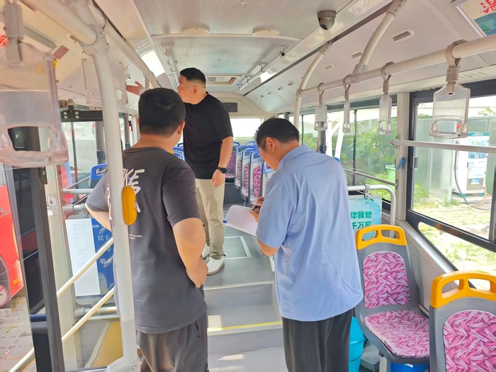 连汽金盛公交公司开展车厢服务设施及卫生专项检查.jpg